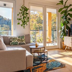 Green Oasis - Free Parking, Big Balcony, Private Park