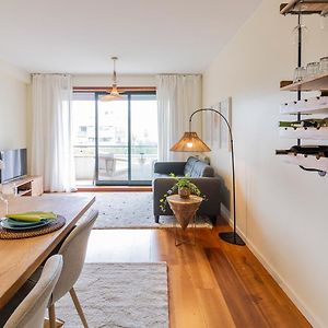Apartamento Com Varanda E Garagem
