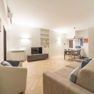 Charming 2-Bedroom Apartment In Milanese Building