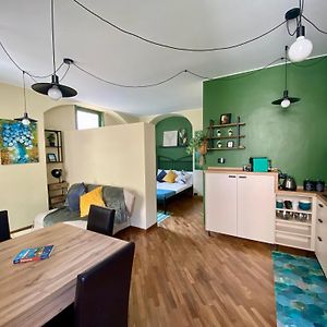 Studio Lit King-Size