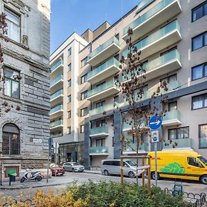 Cute Central Apartment With Balcony