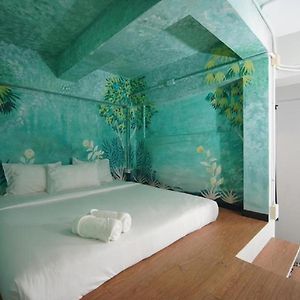Studio Lit Queen-Size