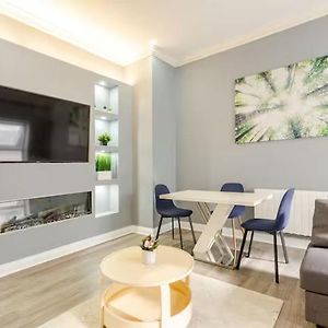 Best Location! Modern Apartment In Heart Of City!