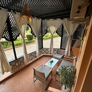 Oasis De Detente Avec Terrasse Et Vue Sur Piscine