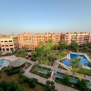Oasis De Detente Avec Terrasse Et Vue Sur Piscine