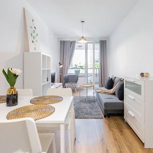 Urban Chic - Warsaw Stays - Rondo Onz - City Center - Pereca