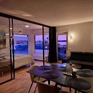Waterfront Fjord View, Home Office, 2 Bedroom Lux Apt, Parking On-Site