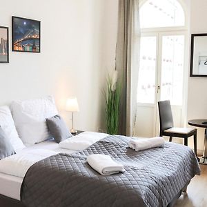 Rose Suites And Rooms