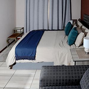 Ophirton Hotel
