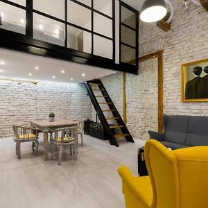 Vintage Vibe: Your Central City Escape