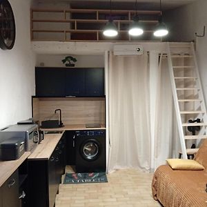 Studio Lit King-Size