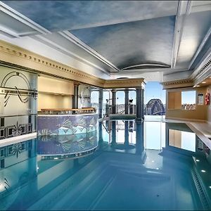 Central Sydney Apartment With Pool, Sauna & Gym!