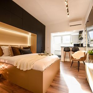 Studio Lit Queen-Size