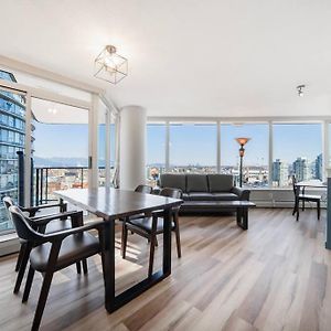 Beautiful Dt 3 Bed 2Bath Apat Free Parking & Pool