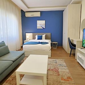 Studio Premium Lit Queen-Size
