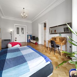 Mike'S Huge Apartment