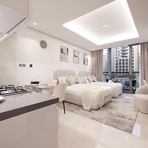 Luxurious New Studio! 2 Double Beds! Sleek Design & High-End Amenities In Dubai Downtown