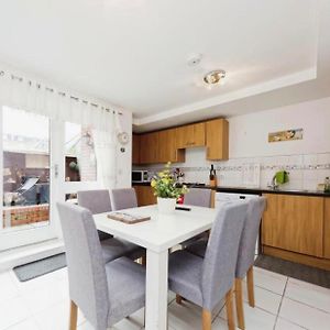 Beautiful Family Town Home With Private Parking
