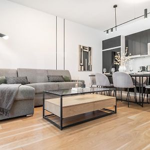 Central Apartment With Picasso Vibes By Rems