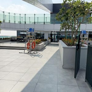 Luxury 2-Bed Flat, Prime Location, Burj View & World Highest Running Track