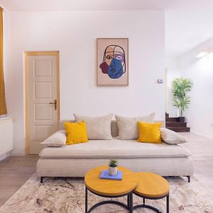 Central N' Cozy T8 Apartment W' 2Bedrm