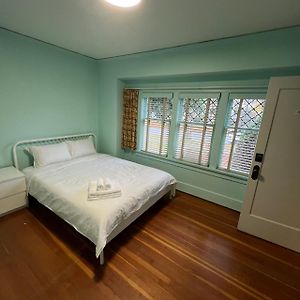 Vintage And Secluded Room In Vancouver West