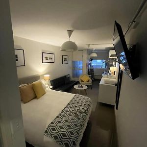 Spacious Studio W Pool & Just Off Oxford St