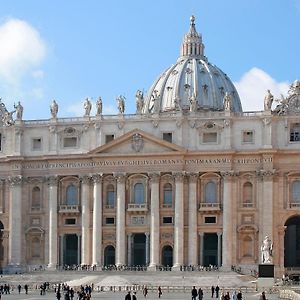 Lovely 5 Min Walk To Saint Peter Basilica
