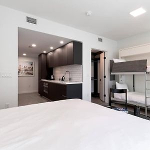 Stylish Modern Downtown Studio Free Parking