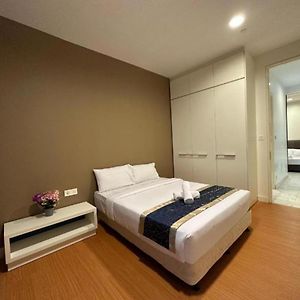 Appartement à 3 Chambres à Coucher aux Étages Supérieurs