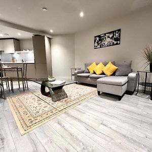 30Nights Offers L Premium Offers L Sleeps Up To 2 L Stunning View L 2 Bed 2 Bath Penthouse & Gym L City Centre Jvt Short Lets