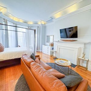 Studio Lit King-Size