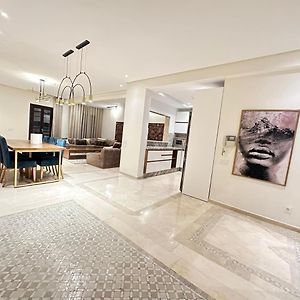 Appartement de Luxe à 2 Chambres à Coucher