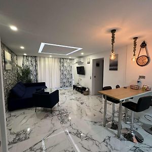 Appartement à 2 Chambres à Coucher