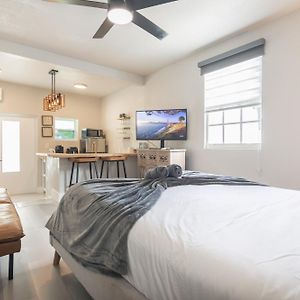 Charming Studio In Miami With Parking And Patio