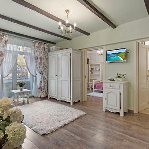 Feels Like Home - Old Town Apartment
