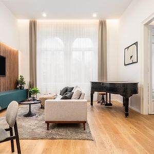 Modern Flat In Budapest With Pinkflamingo