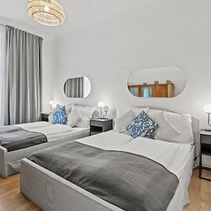 Spacious 2 Bedroom I 2 Minutes To Metro And Train Station