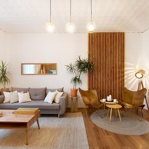 Symphony Apartment - Free Parking & Airport Taxi