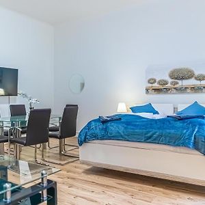 Basic 2Br Apt Perfectly Connected&Well Positioned