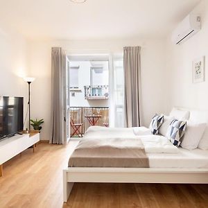 Central - Fresh Home With Balcony