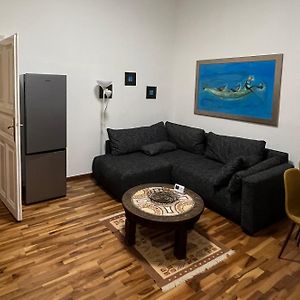 Tony Apartman