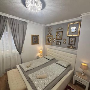Exclusive Antique Apartment Next To The Fashion Street