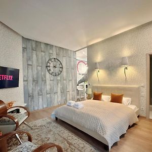 Stunning 3Brm 3Bath Julie Balcony & City Views