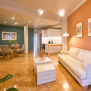 Athens 4 Min From Metro, Stylish Apt, Hilton Area