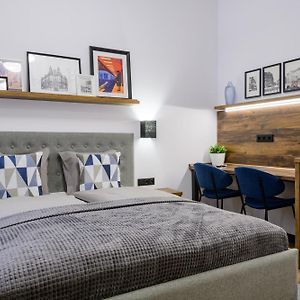 Studio Lit Queen-Size