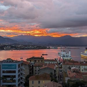 Centre ville avec vue magnifique sur le golfe d'Ajaccio; parking privé.