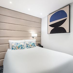 Chambre Confortable Lit King-Size aux Étages Inférieurs