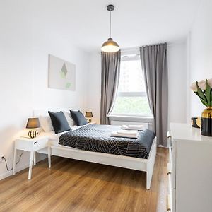 Urban Chic - Rondo Onz - Luxury Warsaw Stays - 2 Bedrooms - Pereca Street