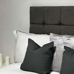 Spacious 2Br Apartment With Balcony - Netflix, Youtube, Amazon Tv, Superfast Wifi - Just 10 Mins To Birmingham Centre, Bullring, Train, Coach Station And Birmingham Fc